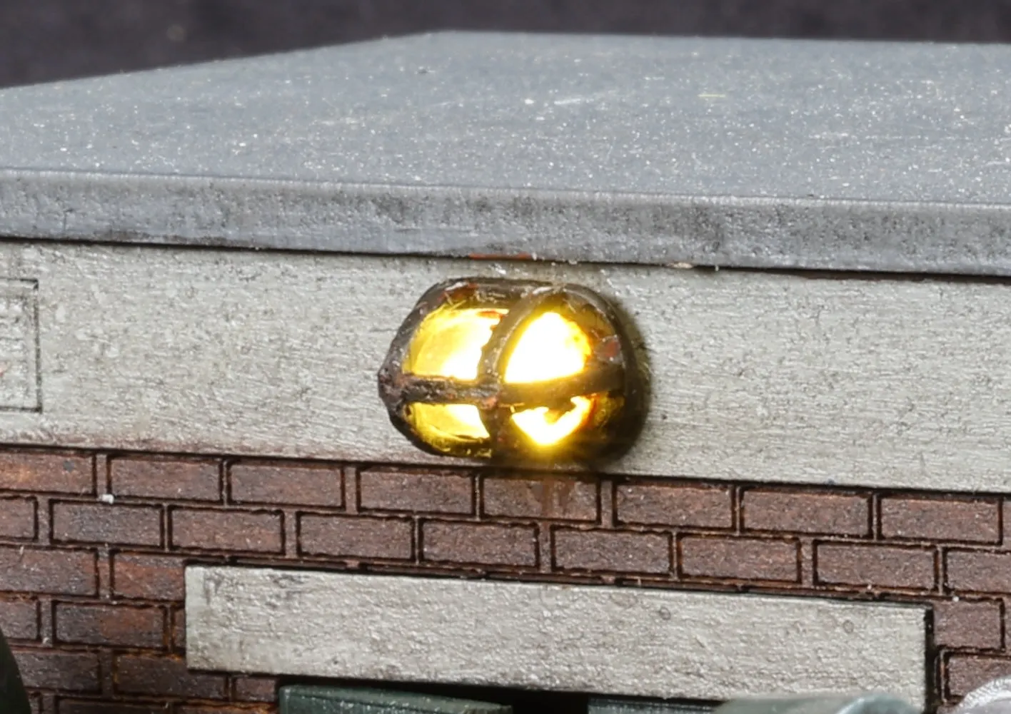 Optimized Title: Manchester-Made O Gauge Bulkhead Light with Working Feature (9-12V DC)